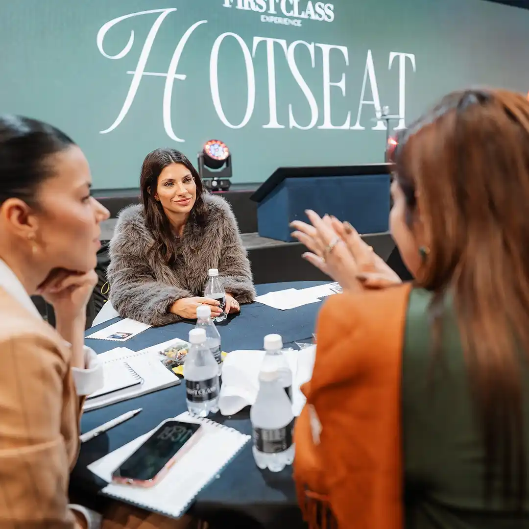 Participante no hotseat, diante da sala