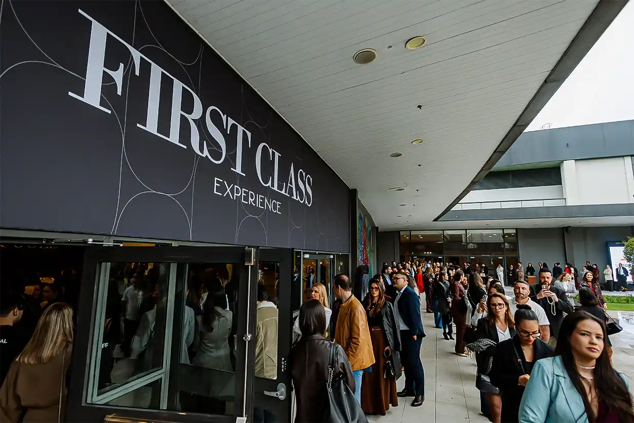 Fachada do First Class Experience — entrada do evento no Transamérica Expo